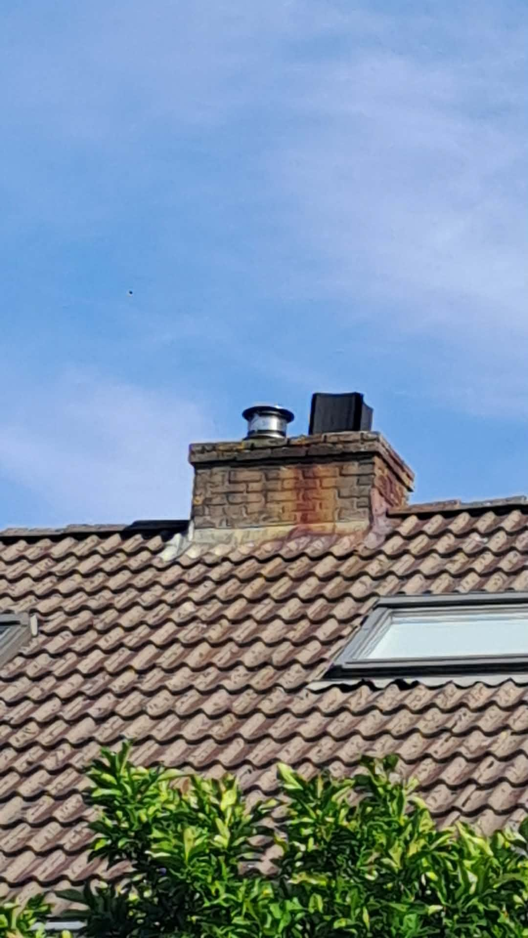 Schoorsteen op het dak na renovatie van het loodwerk