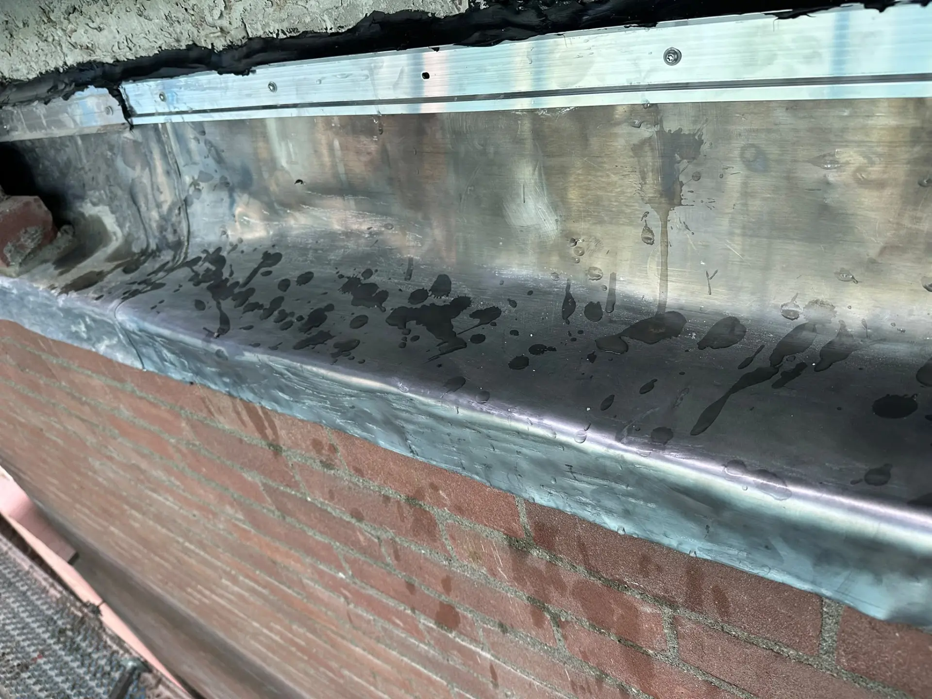 Nieuw spouwlood aangebracht met metalen bevestigingsprofiel