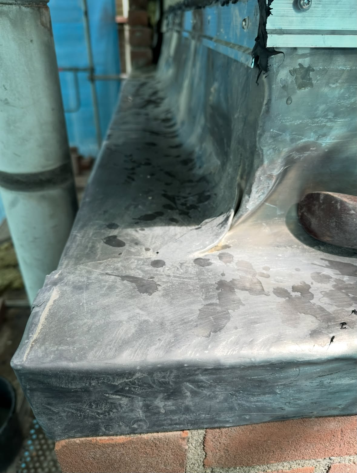 Loodwerk waterkerend afgewerkt op het metselwerk