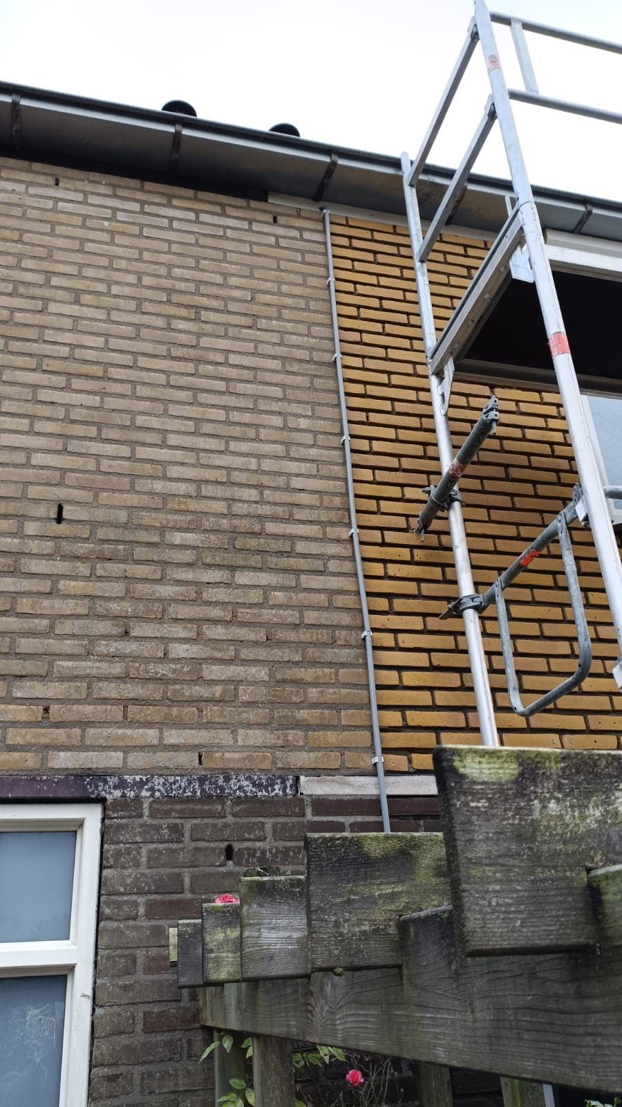 Zandstralen metselwerk schoorsteen en gevel